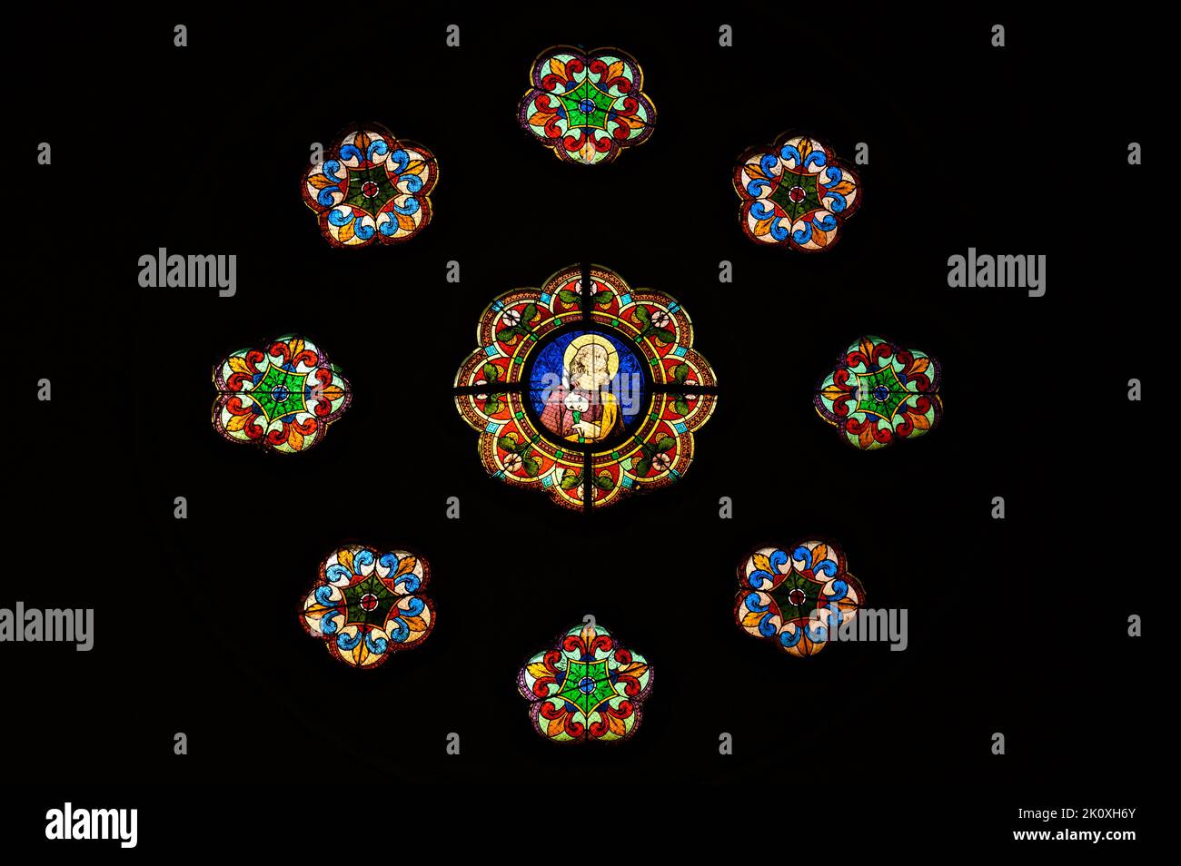 Vitraux représentant Saint Joseph. Église Blumenumental de Bratislava, Slovaquie. Banque D'Images Vitraux représentant Saint Joseph. Église Blumenumental de Bratislava, Slovaquie. Banque D'Images