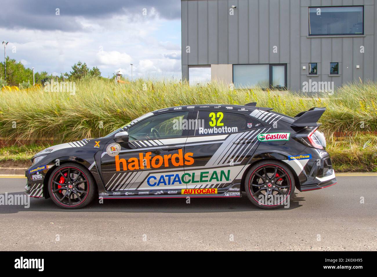 2022 Team Dynamics Honda Civic Type RS Halfords parrainé, portant le logo CATACLEAN, J & D Pierce à l'événement voiture et vitesse de Southport Classic sur la promenade du front de mer. Banque D'Images