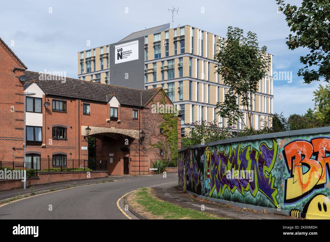 The innovation Center, Northampton, Royaume-Uni. Fait partie de l'Université de Northampton, cette vue montre une installation d'art urbain au premier plan Banque D'Images