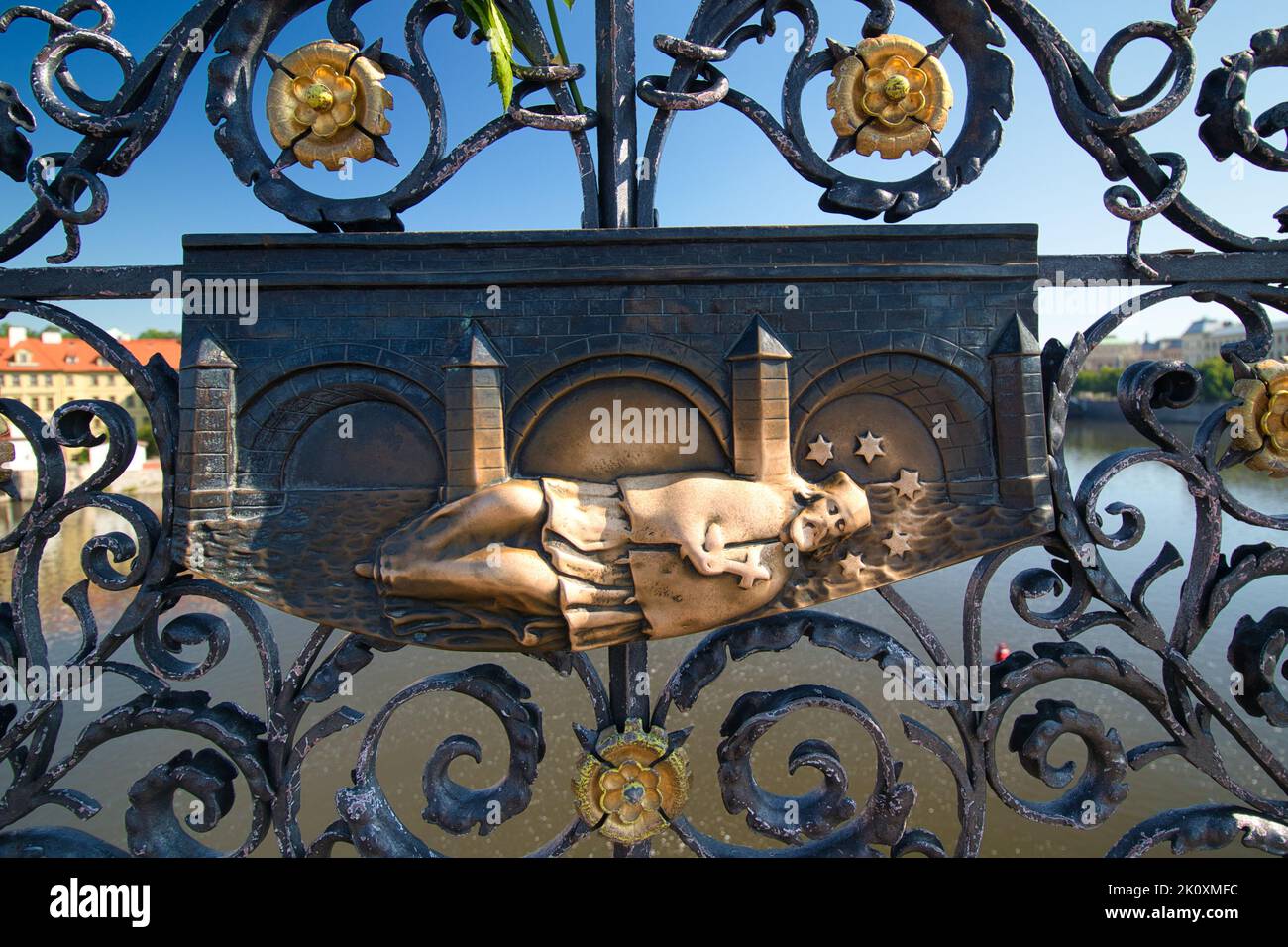 Une vue détaillée de la grille forgée en fer avec le relief de Saint John de Nepomuk sur le pont Charles à Prague, en République tchèque. Banque D'Images Une vue détaillée de la grille forgée en fer avec le relief de Saint John de Nepomuk sur le pont Charles à Prague, en République tchèque. Banque D'Images