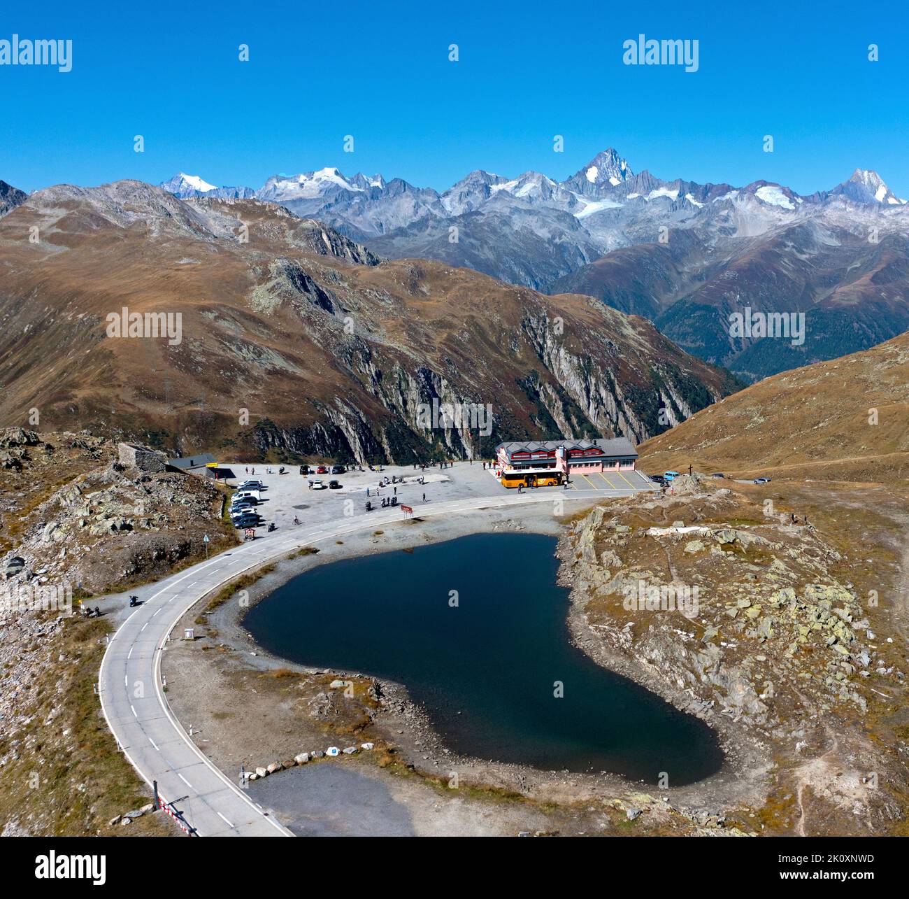 Sur le col du Nufenenpass, en arrière-plan la chaîne des sommets des Alpes valaisannes, Goms, Valais, Suisse Banque D'Images