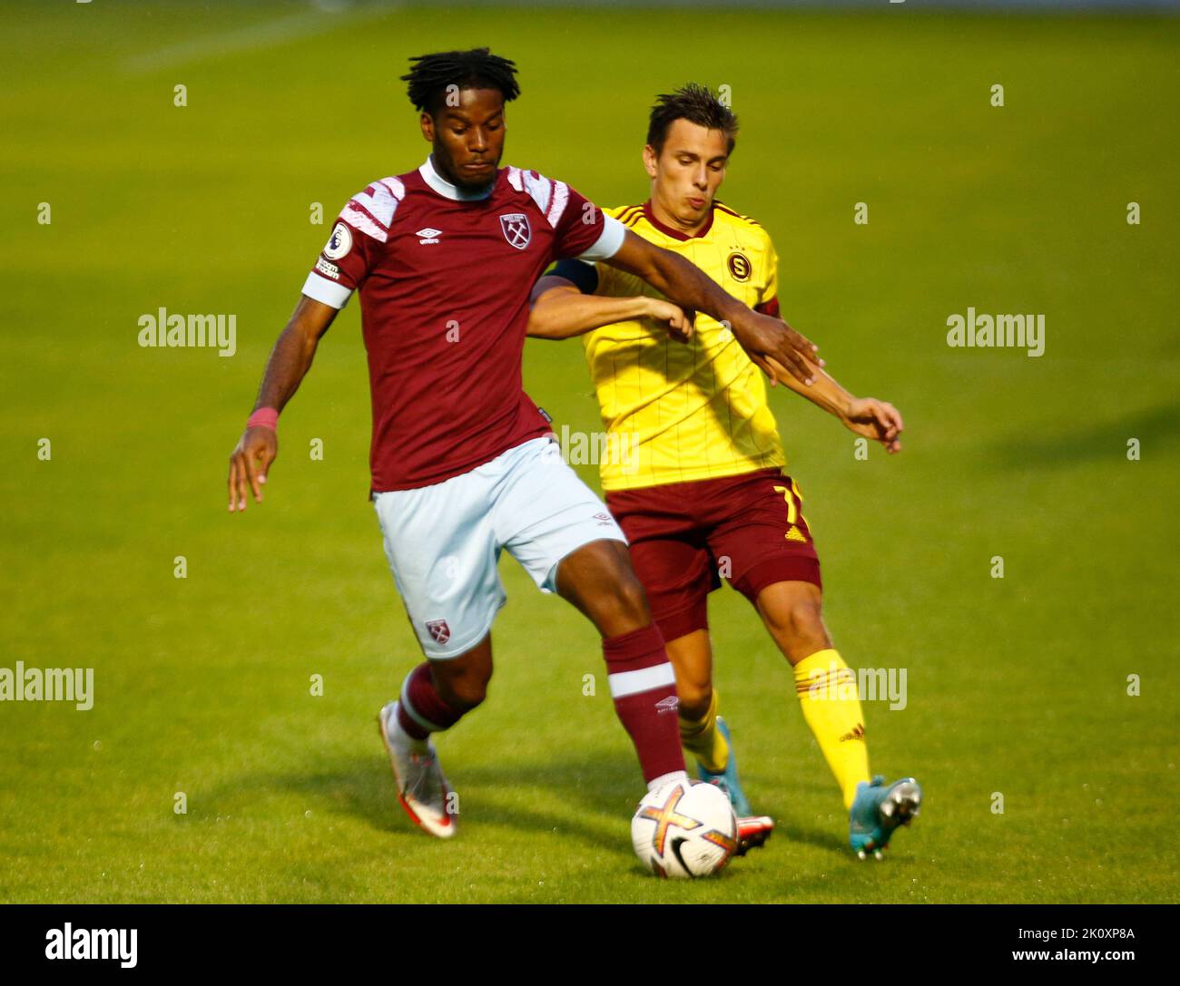 DAGENHAM ENGLAND - SEPTEMBRE 13 : L-R Pierre Ekwah de West Ham United détient Petr Pudhorocky de Sparta Prague U21sduring Premier League Internation Banque D'Images