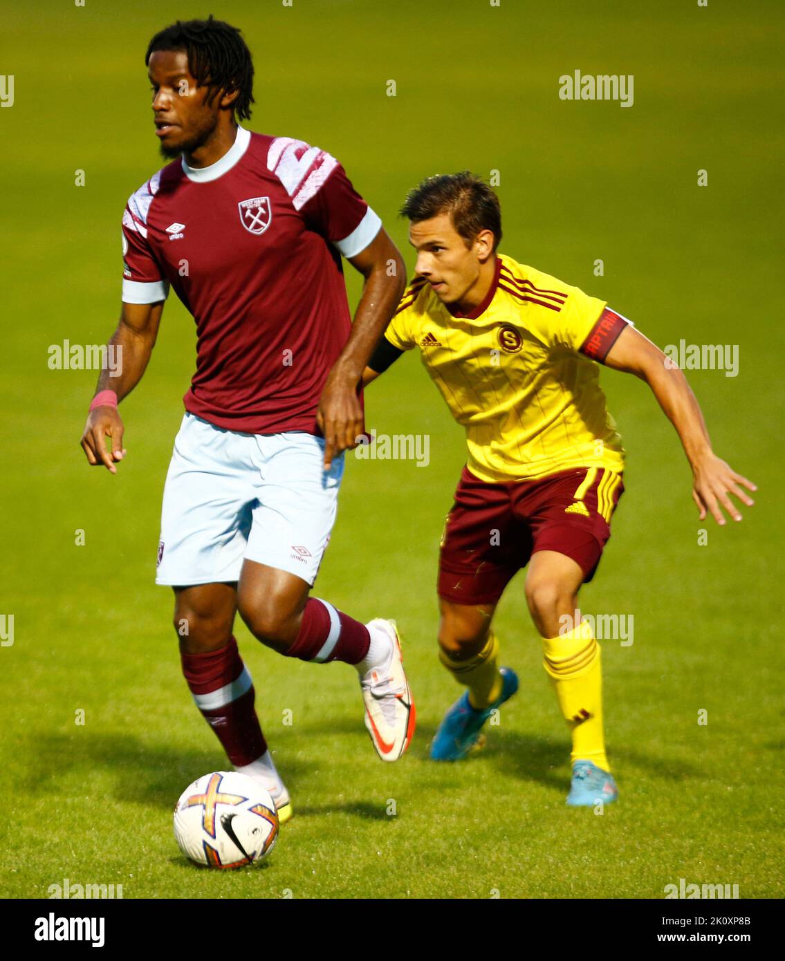 DAGENHAM ENGLAND - SEPTEMBRE 13 : L-R Pierre Ekwah de West Ham United détient Petr Pudhorocky de Sparta Prague U21sduring Premier League Internation Banque D'Images
