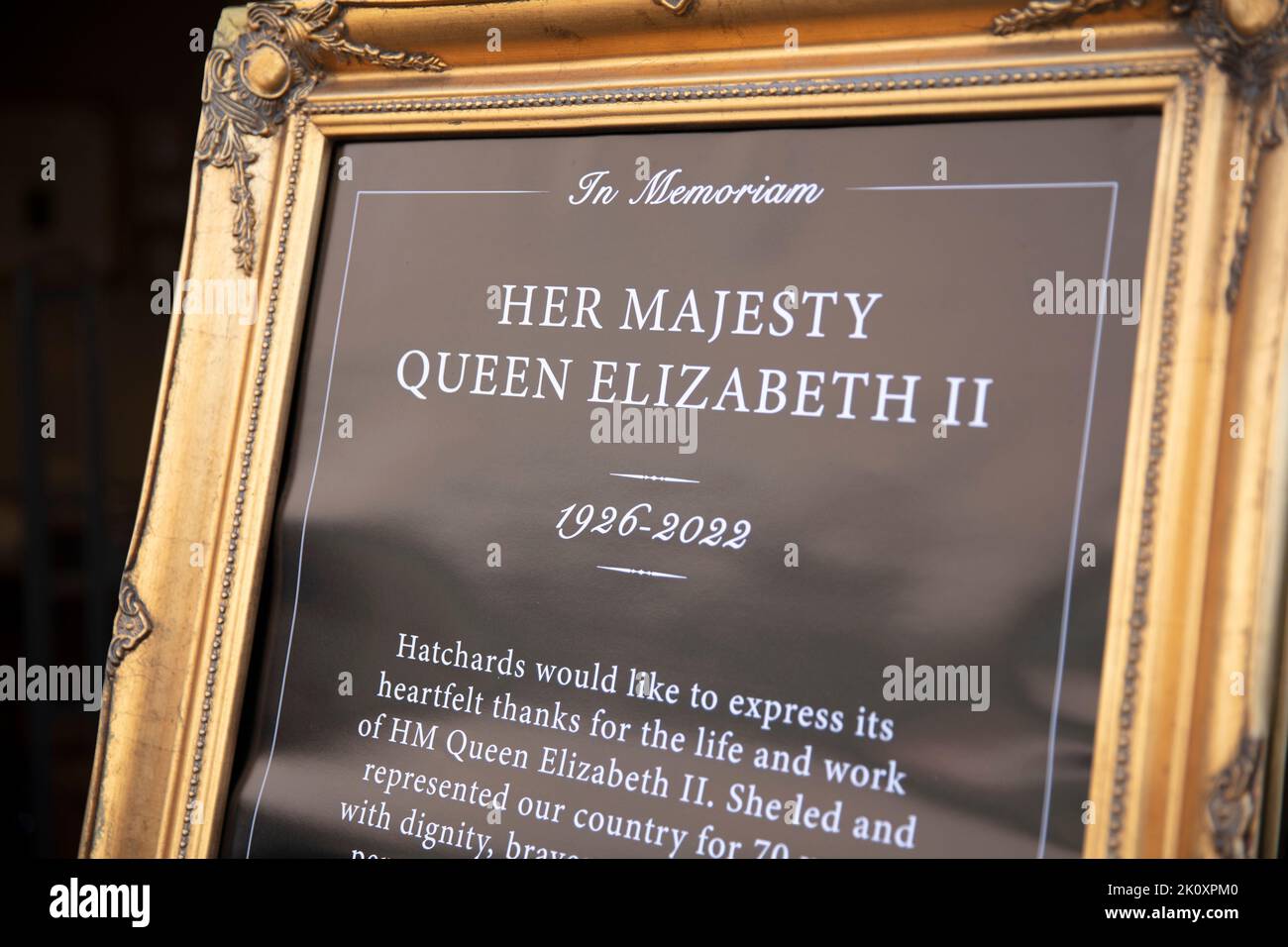 LONDRES, Royaume-Uni - septembre 2022 : panneau devant un magasin de Londres rendant hommage à la reine Elizabeth II après sa mort Banque D'Images