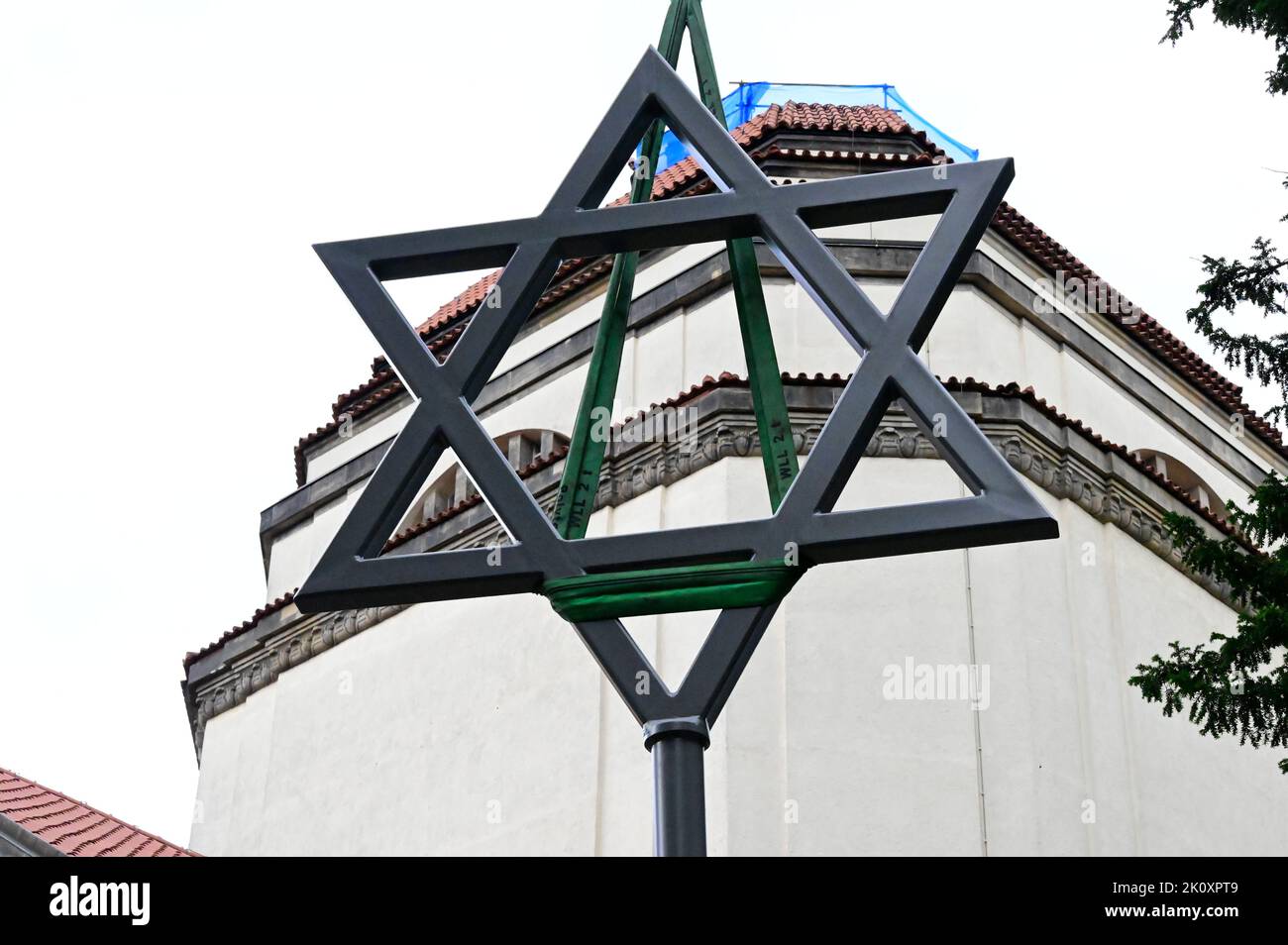 Nach mehr als acht Jahrzehnten ziert wieder ein Davidstern die Görlitzer  Synagoge. DAS 5,20 Meter hohe und 1,60 breite religiöse symbole des  Judentums Photo Stock - Alamy