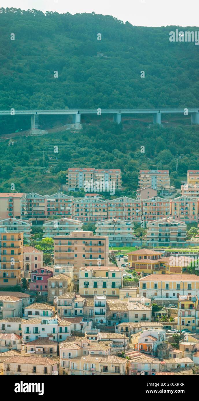 Vue aérienne de l'autoroute A2, pont surélevé menant à Vibo Valentia, travaux de sécurité. Ville de Pizzo Calabro. Calabre. Italie Banque D'Images