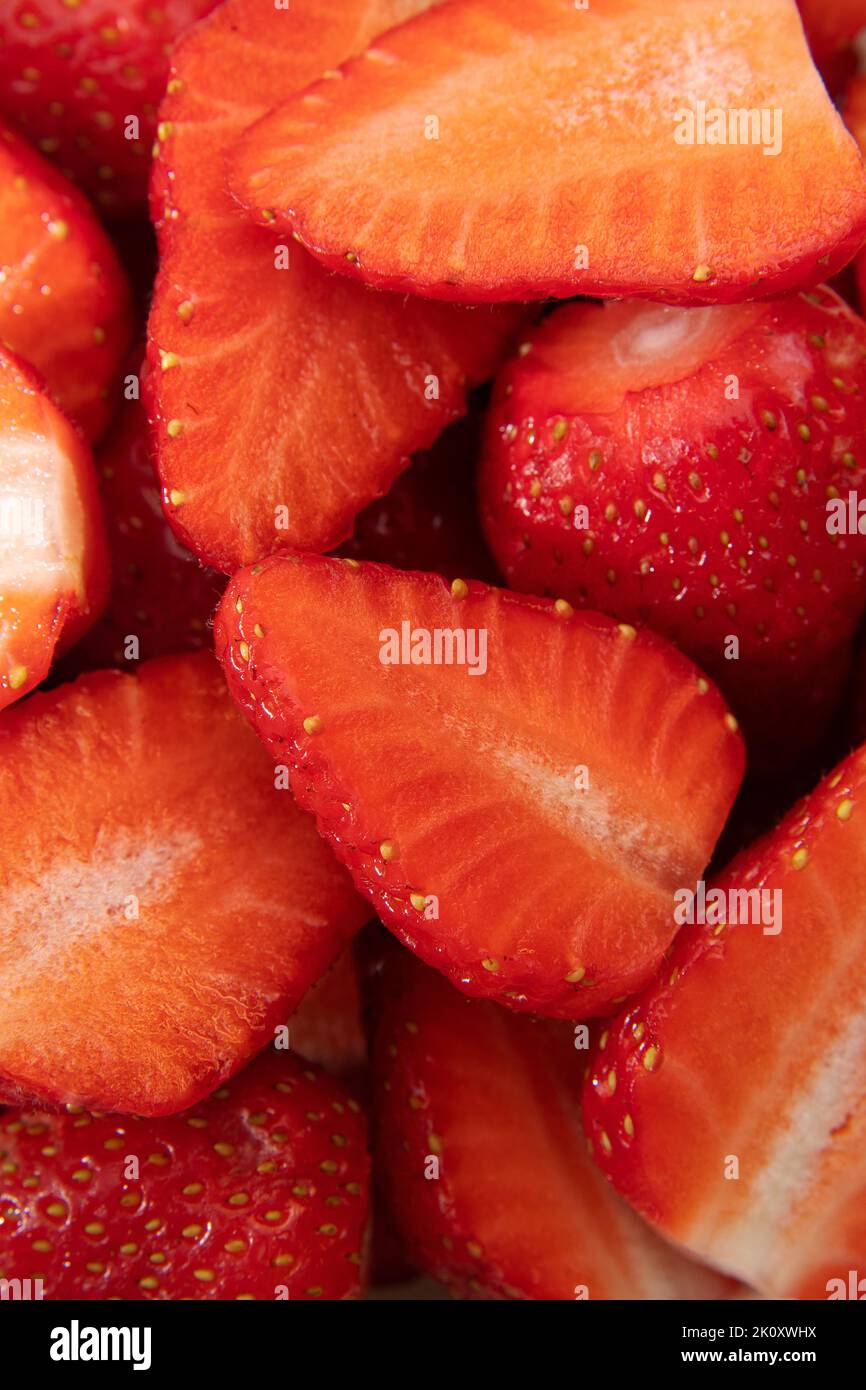 Beaucoup de fraises mûres rouges dans un gros plan coupé. Banque D'Images