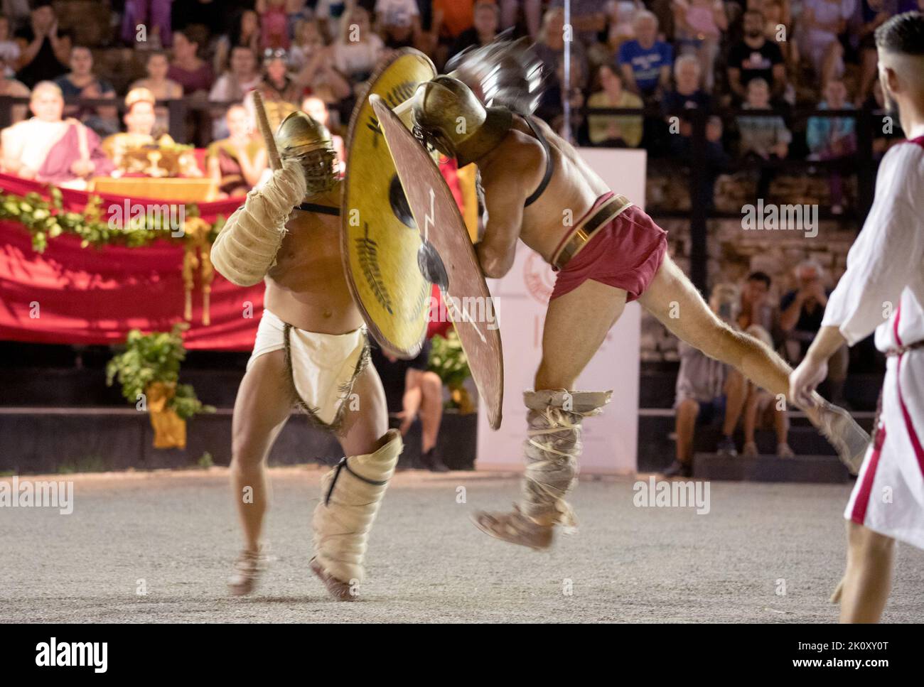 Pula, Croatie. 13th septembre 2022. Les membres de Spectacula Gladiatoria, une association de deux fois lauréats mondiaux en gladiateurs, se battent dans l'amphithéâtre historique à l'occasion du 120th anniversaire de l'existence du Musée archéologique d'Istrie à Pula, en Croatie, sur 13 septembre 2022. Photo: Srecko Niketic/PIXSELL Credit: Pixsell photo & Video Agency/Alay Live News Banque D'Images