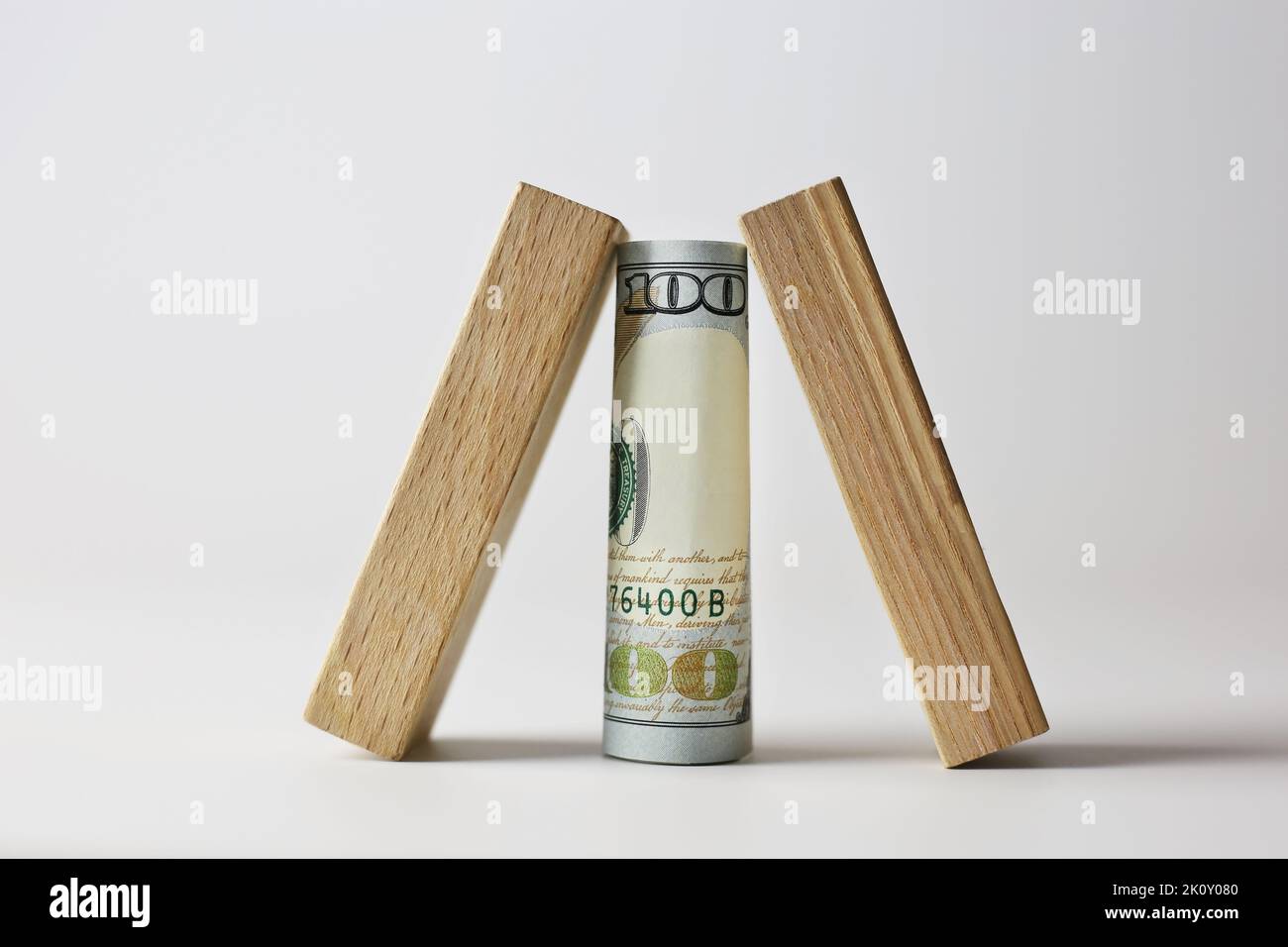 Billet de 100 dollars recouvert de cubes de bois sur fond clair. Concept de devise Banque D'Images