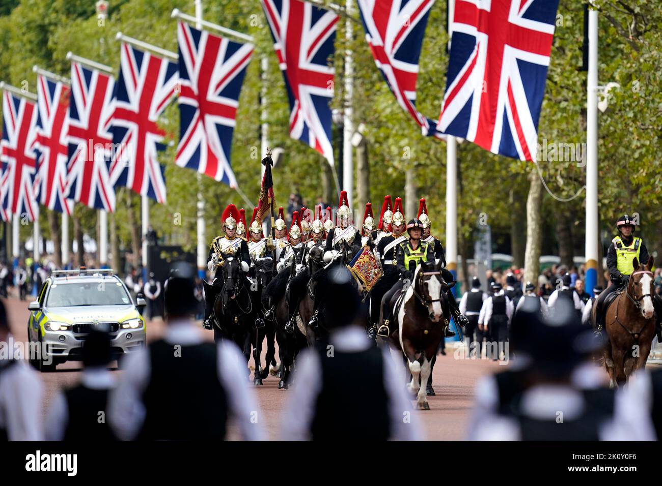 Le régiment de cavalerie Blues and Royals (à droite) devant la procession cérémonielle du cercueil de la reine Elizabeth II, de Buckingham Palace à Westminster Hall, Londres. Date de la photo: Mercredi 14 septembre 2022. Banque D'Images