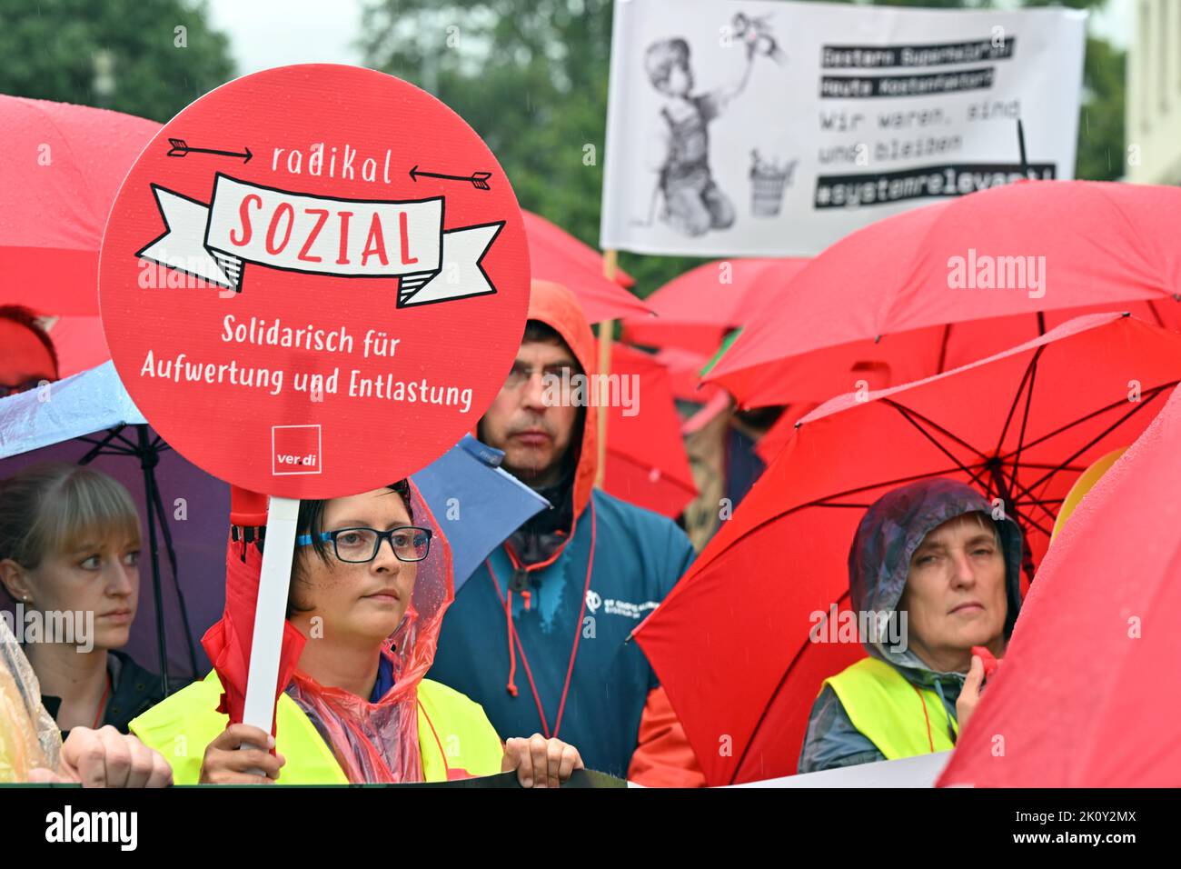 Erfurt, Allemagne. 14th septembre 2022. Les employés des hôpitaux de Thuringe se tiennent devant le Parlement de l'État de Thuringe lors d'un rassemblement sous le slogan « alerte rouge : les hôpitaux en danger ! ». Ils craignent que l'inflation et l'explosion des coûts mettent en danger les soins aux patients. Credit: Martin Schutt/dpa/Alay Live News Banque D'Images