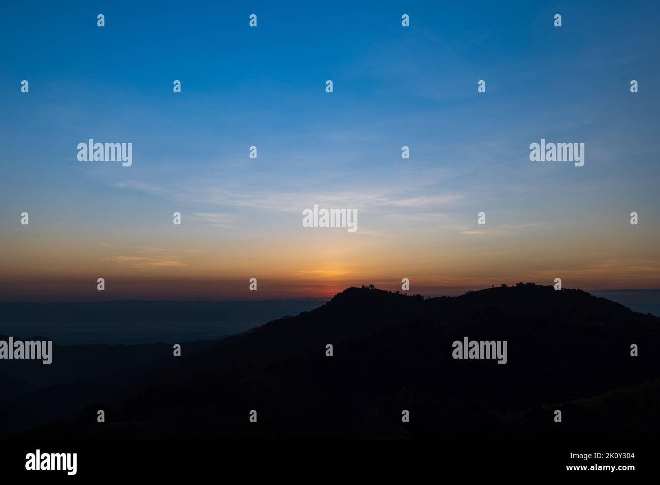 Magnifique paysage de lever de soleil sur la montagne de thaïlande. Lever de soleil doré et bleu le matin. Banque D'Images