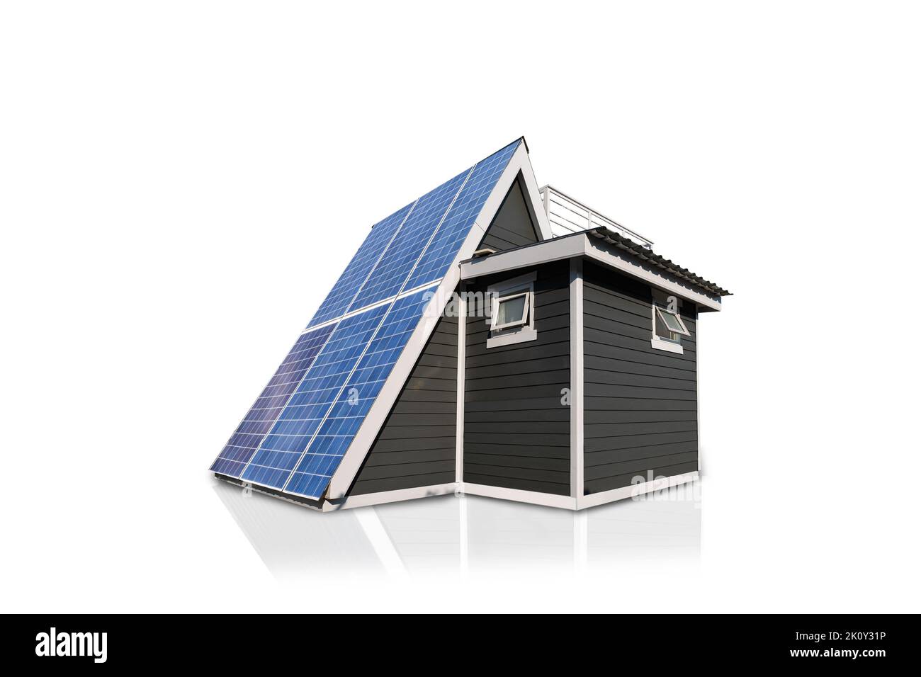 Panneaux solaires sur un toit de maison isolé sur fond blanc. Source d'électricité alternative - concept de ressources durables. Banque D'Images