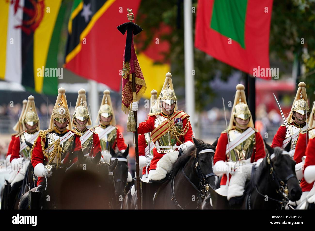 La cavalerie familiale Life Guards avant la procession cérémonielle du cercueil de la reine Elizabeth II, de Buckingham Palace à Westminster Hall, Londres. Date de la photo: Mercredi 14 septembre 2022. Banque D'Images