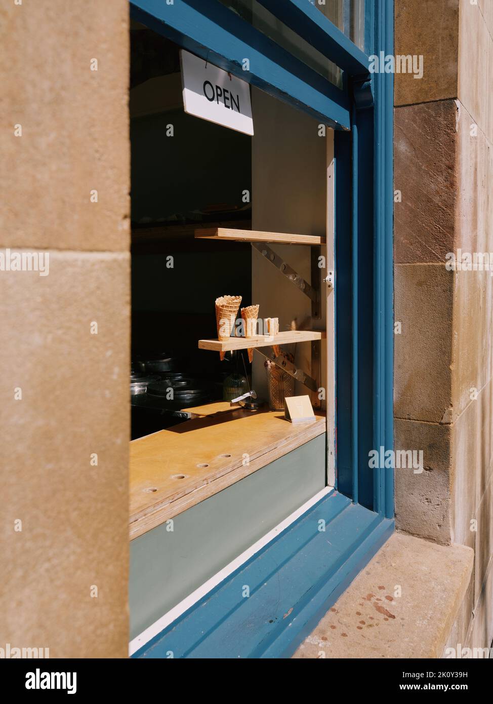 de crème glacée prêts à remplir à une fenêtre sur une rue d'été