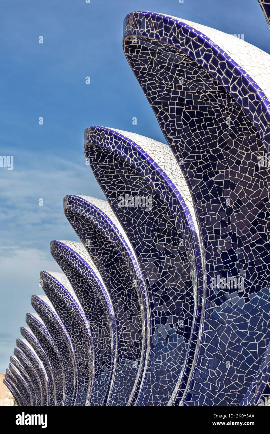 Sculpture en céramique à la Cité des Arts et des Sciences (Ciutat des Arts i les Ciències) à Valence, Espagne. Banque D'Images