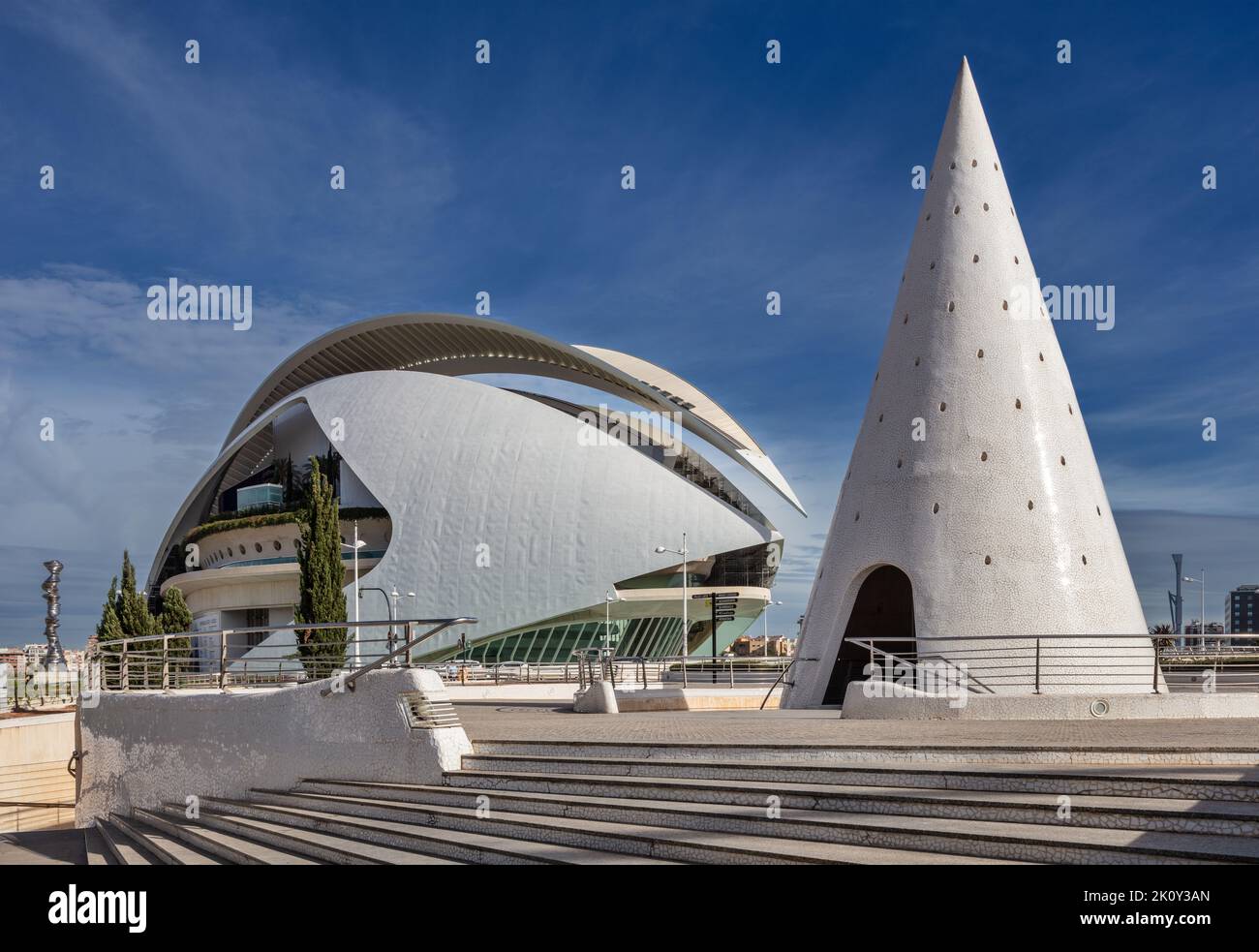 Palau des Arts Reina Sofía à la Cité des Arts et des Sciences (Ciutat des Arts i les Ciències) à Valence, Espagne. Banque D'Images Palau des Arts Reina Sofía à la Cité des Arts et des Sciences (Ciutat des Arts i les Ciències) à Valence, Espagne. Banque D'Images