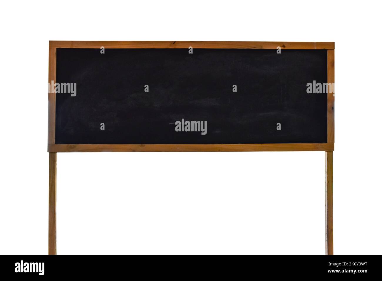 Tableau noir vide isolé sur fond blanc. Tableau noir vierge avec cadre en bois avec espace de copie pour le texte. Concept d'éducation. Banque D'Images