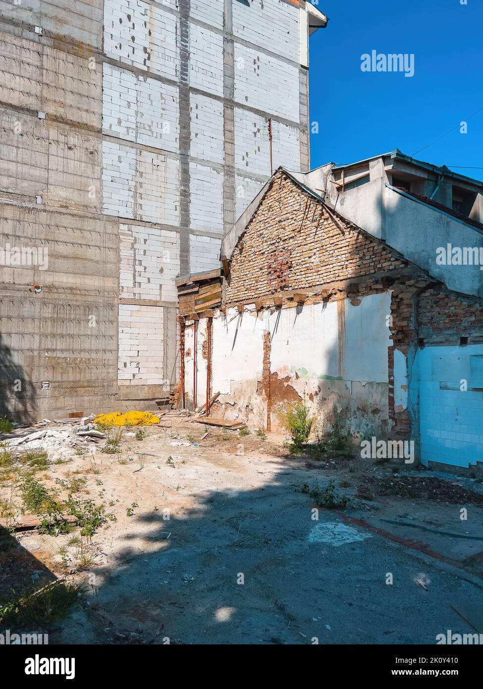 Scène de démolition de maison et de construction de nouveaux bâtiments, concept d'étalement urbain Banque D'Images