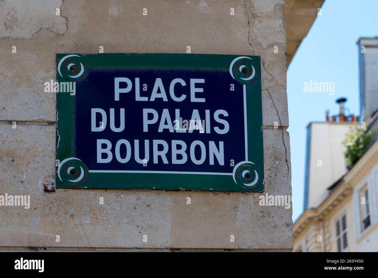Rue parisienne traditionnelle qui lit « place du Palais Bourbon » à l'arrière de l'Assemblée nationale française à Paris, France Banque D'Images