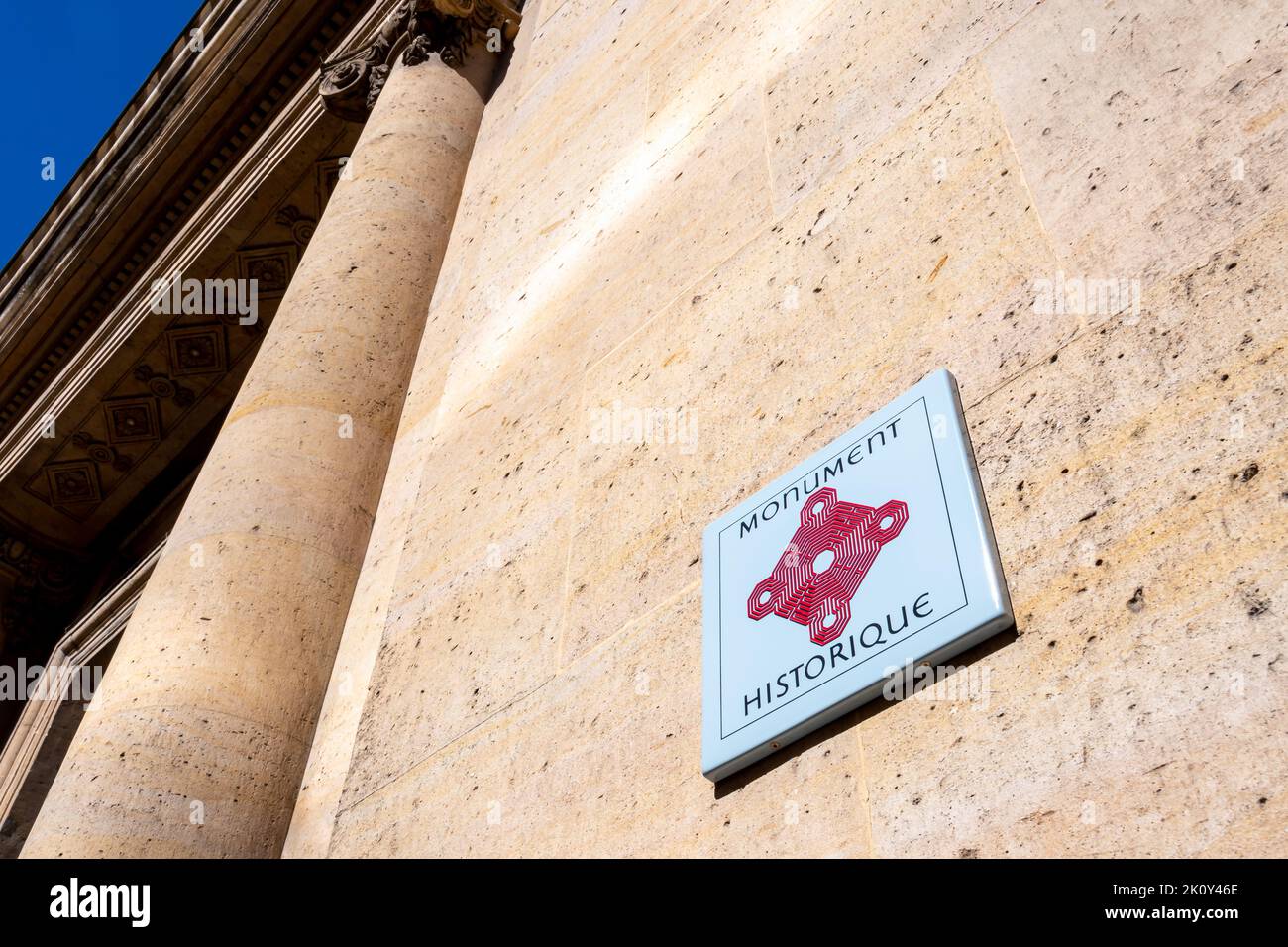 Plaque d'information avec logo apposé sur un monument français protégé en tant que monument historique en raison de son intérêt historique, artistique ou architectural Banque D'Images