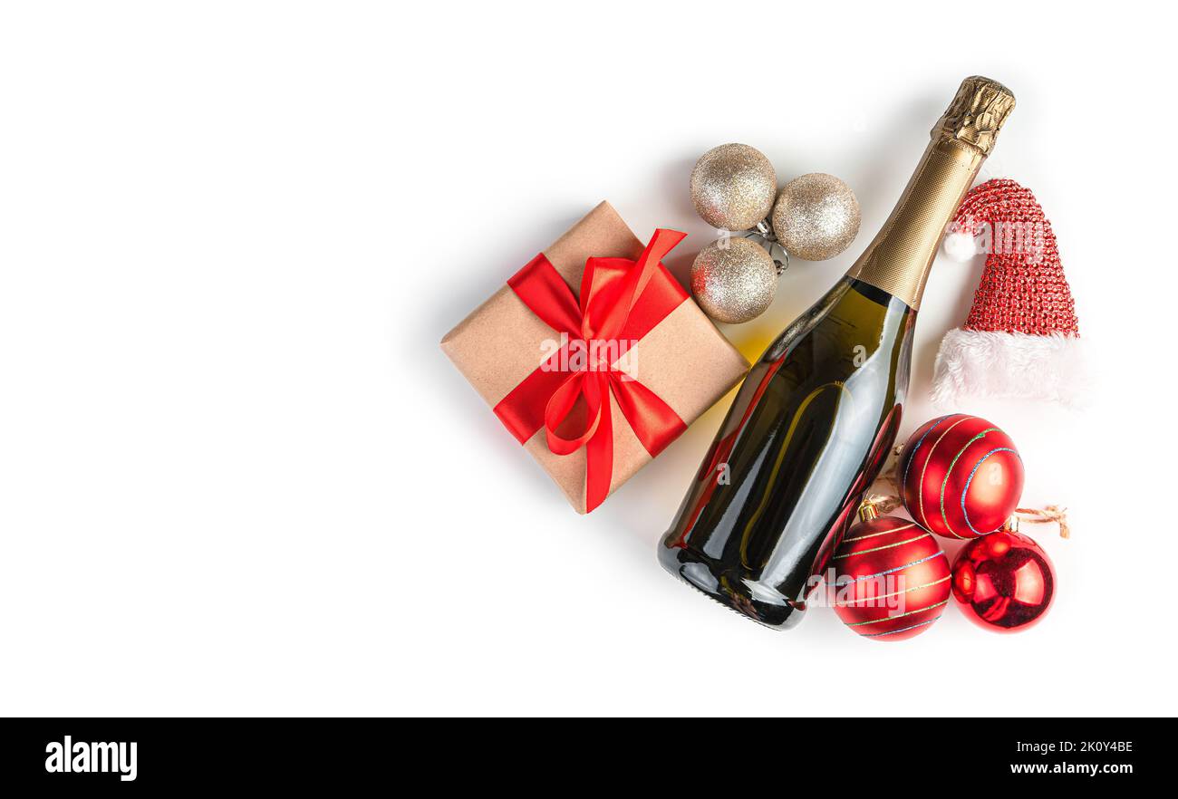 Champagne avec cadeaux et jouets sur fond blanc. Arrière-plan de Noël. Banque D'Images