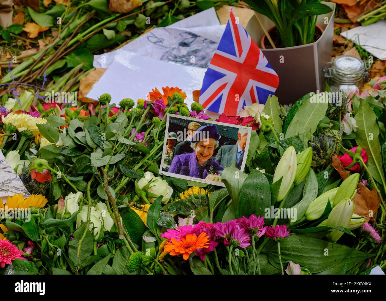 Hommages floraux à la fin de la Reine festoon le parc de Green Park à Londres Banque D'Images