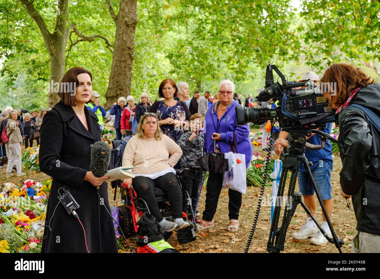 Les équipes d'information de la télévision se réunissent dans le Green Park de Londres tandis que le public apporte des milliers de fleurs en hommage à feu Queen Banque D'Images