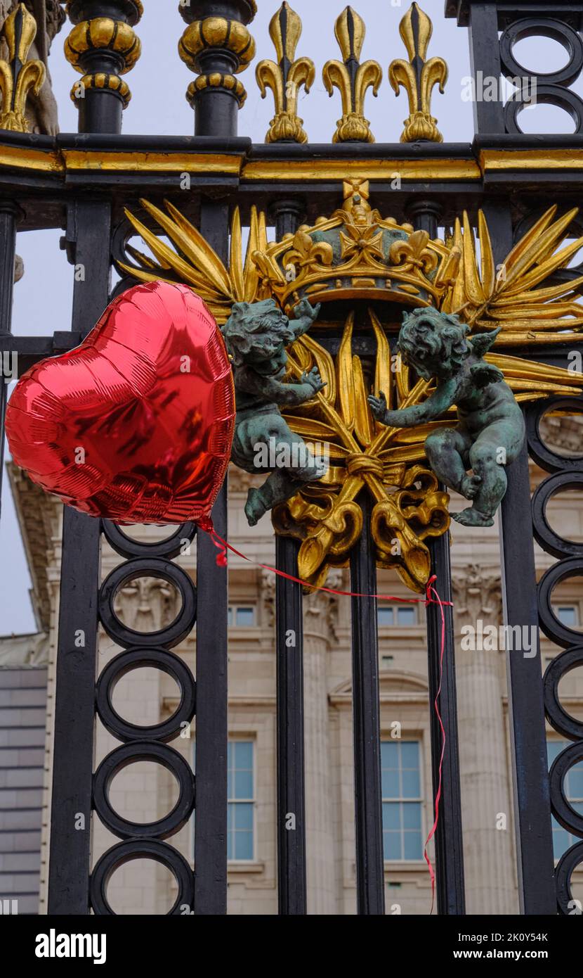Ballon en forme de coeur sur les grilles de Buckingham Palace à Londres Banque D'Images