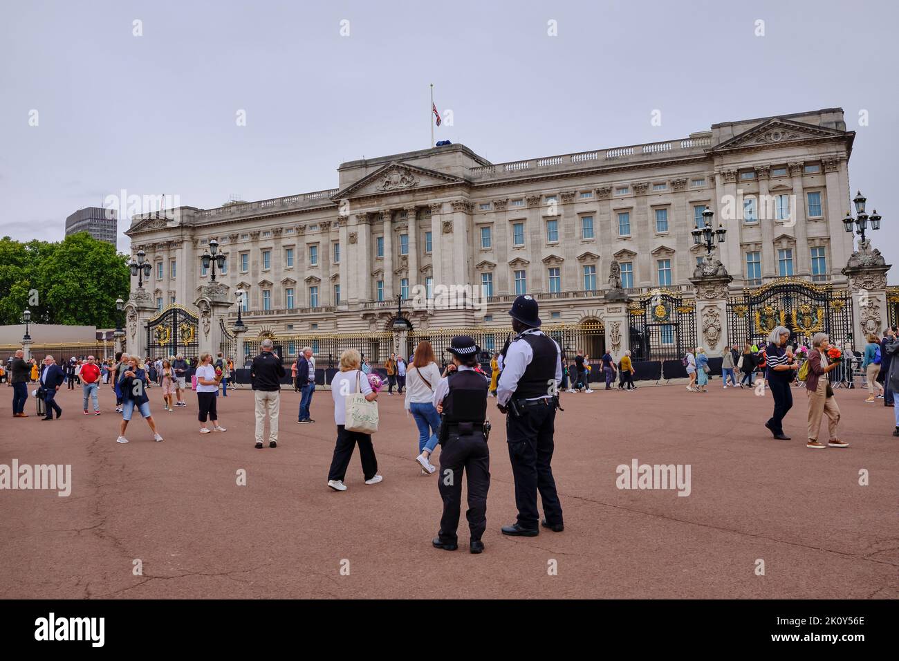 Des policiers masculins et féminins à l'extérieur du Palais de Buckingham après le décès de la Reine Banque D'Images