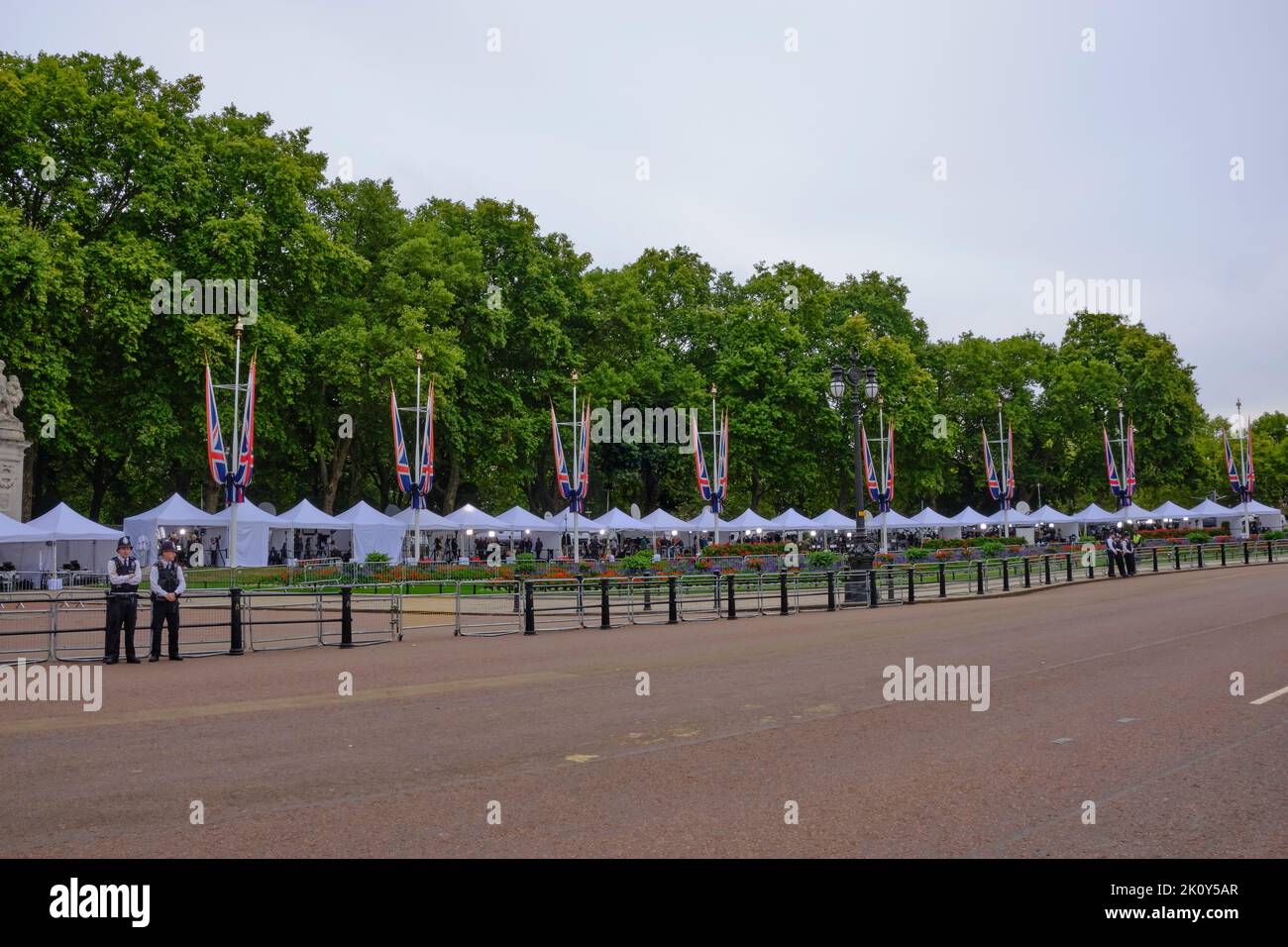 La mort de sa Majesté la reine Elizabeth II fait sortir les médias du monde sous des tentes à l'extérieur de Buckingham Palace à Londres Banque D'Images