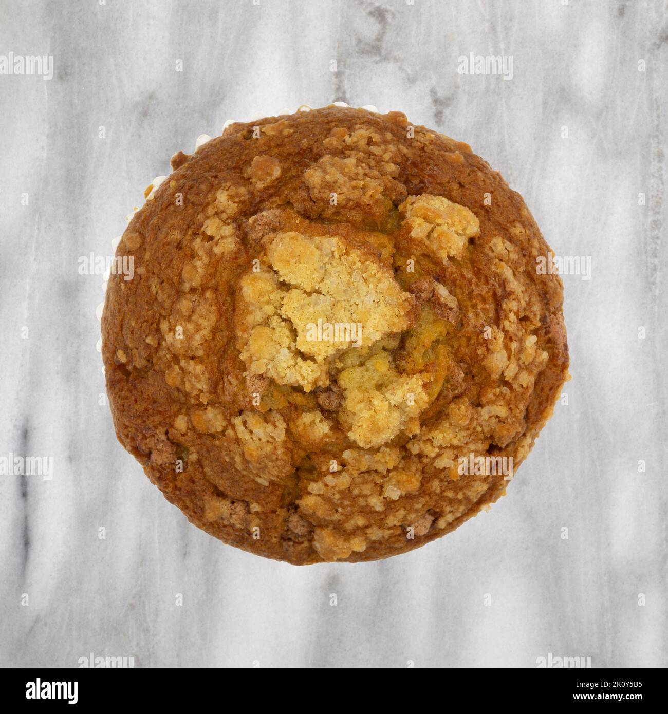 Un seul muffin à la cannelle sur un comptoir en marbre avec vue sur le dessus. Banque D'Images