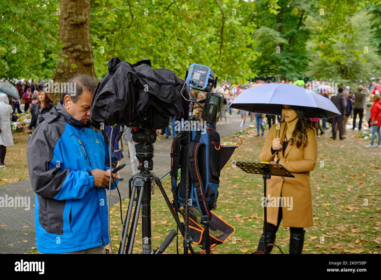 La mort de sa Majesté la reine Elizabeth II fait ressortir les médias du monde entier à Green Park, à Londres Banque D'Images