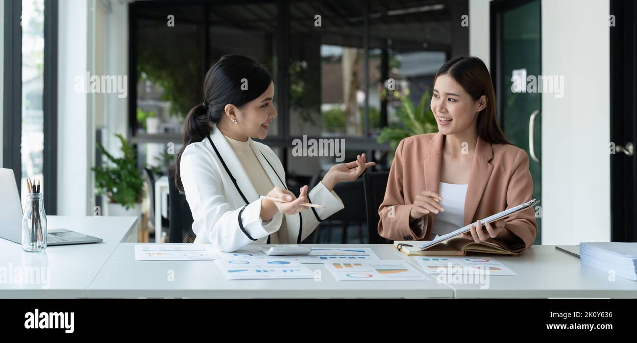 Conseiller en chef d'entreprise consultant le client discutant du contrat de partenariat financier assis à table au bureau. Banque D'Images