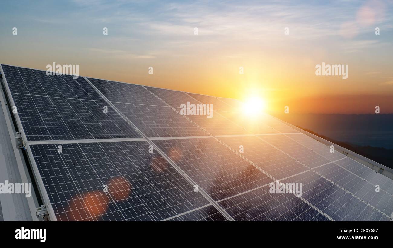 Système de panneaux solaires, panneaux photovoltaïques sur le toit. Concept de l'électricité de remplacement ressource durable Banque D'Images