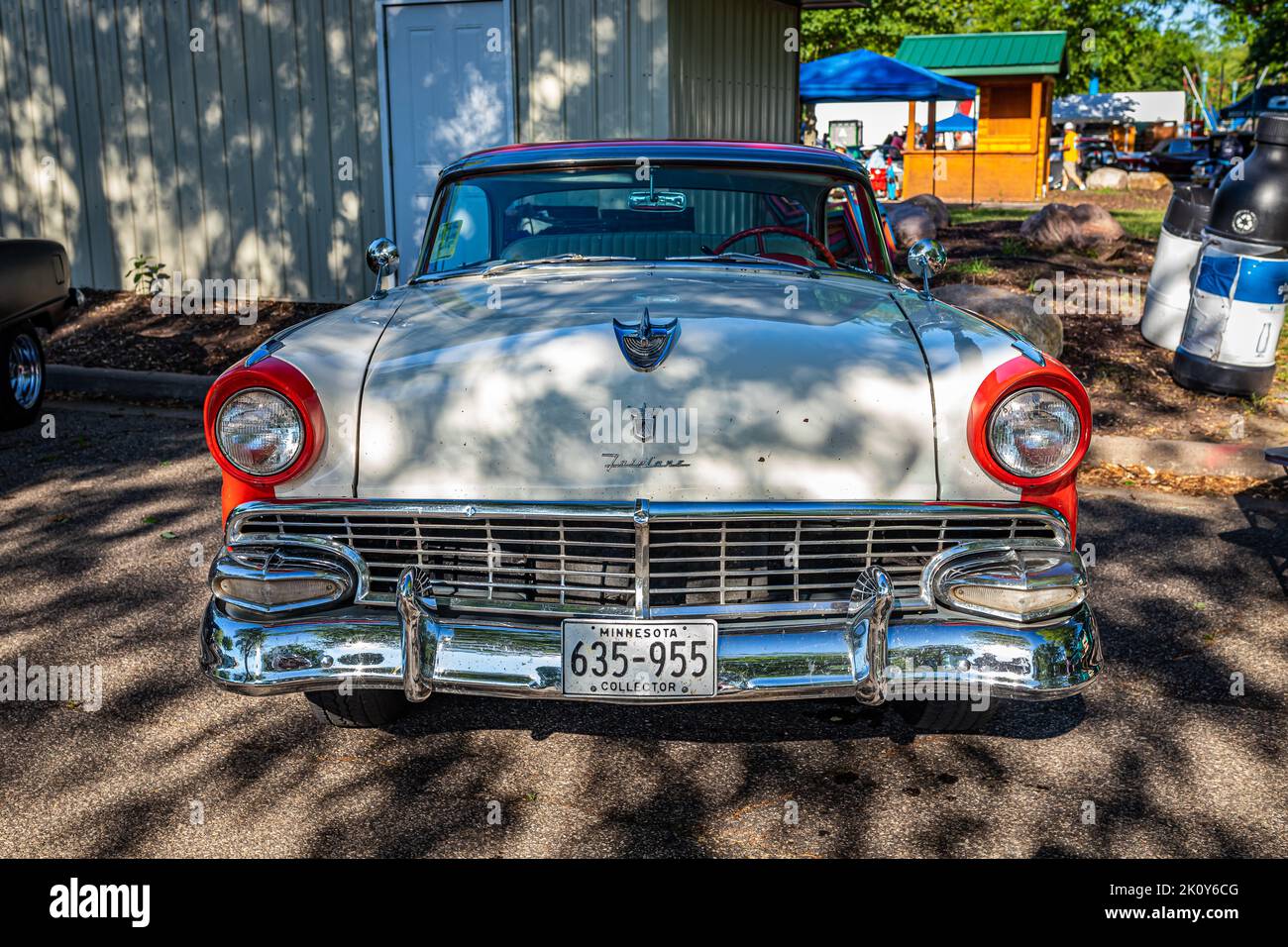 Falcon Heights, MN - 18 juin 2022 : vue de face d'une Ford Fairlane Crown Victoria coupé 1956 lors d'un salon automobile local. Banque D'Images