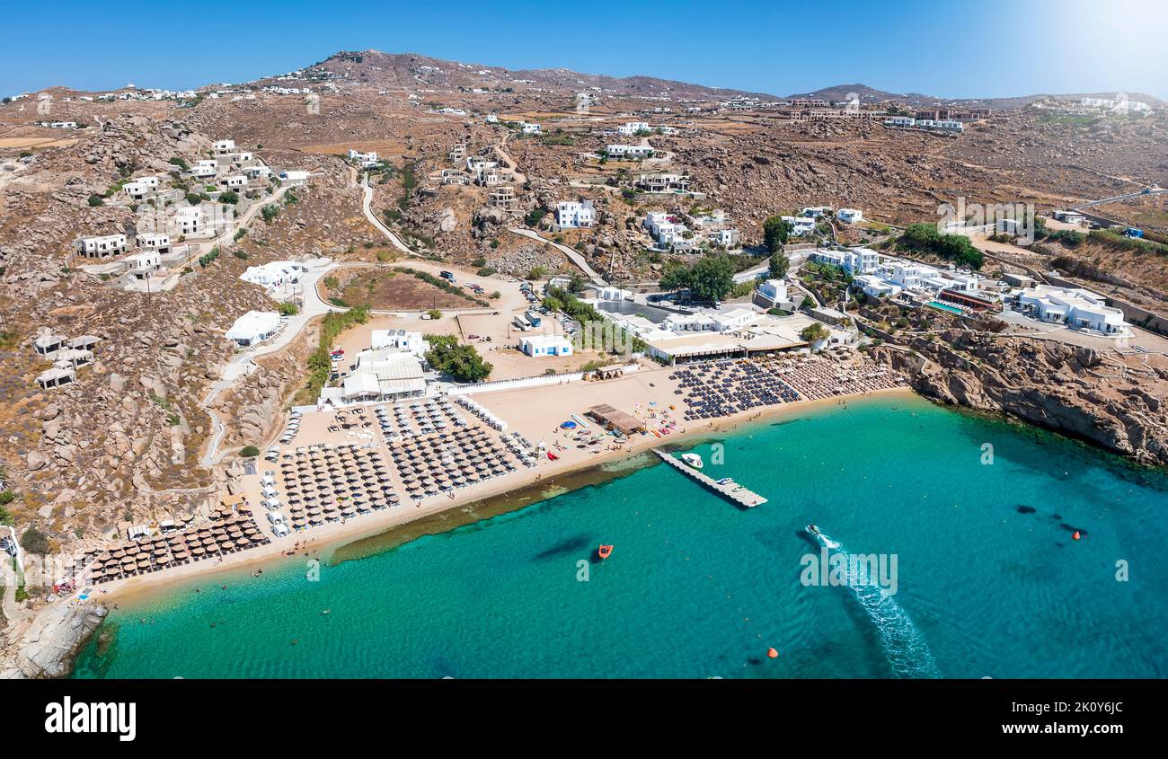 Vue aérienne de la magnifique plage Super Paradise sur l'île de Mykonos Banque D'Images