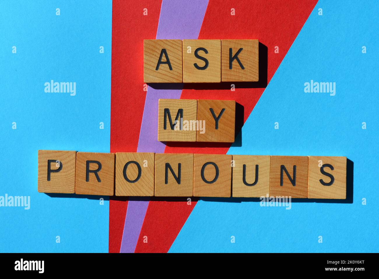 Demandez à Mes Pronoms, mots en lettres alphabet bois isolées sur fond coloré Banque D'Images
