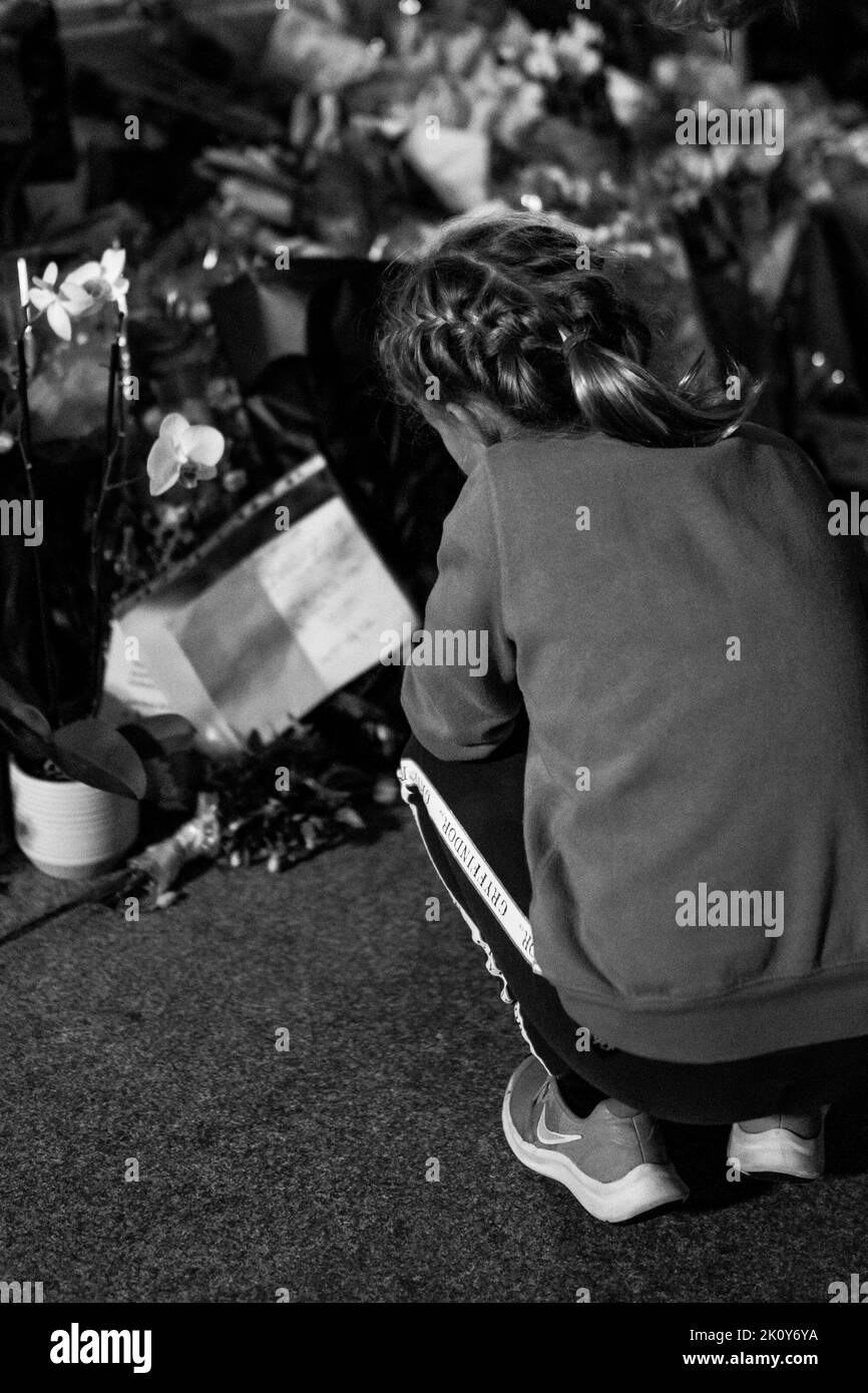 Les hommages ont quitté le palais de Buckingham le lendemain de la mort de la reine Elizabeth II, à Londres, le vendredi 9 septembre 2022 Banque D'Images