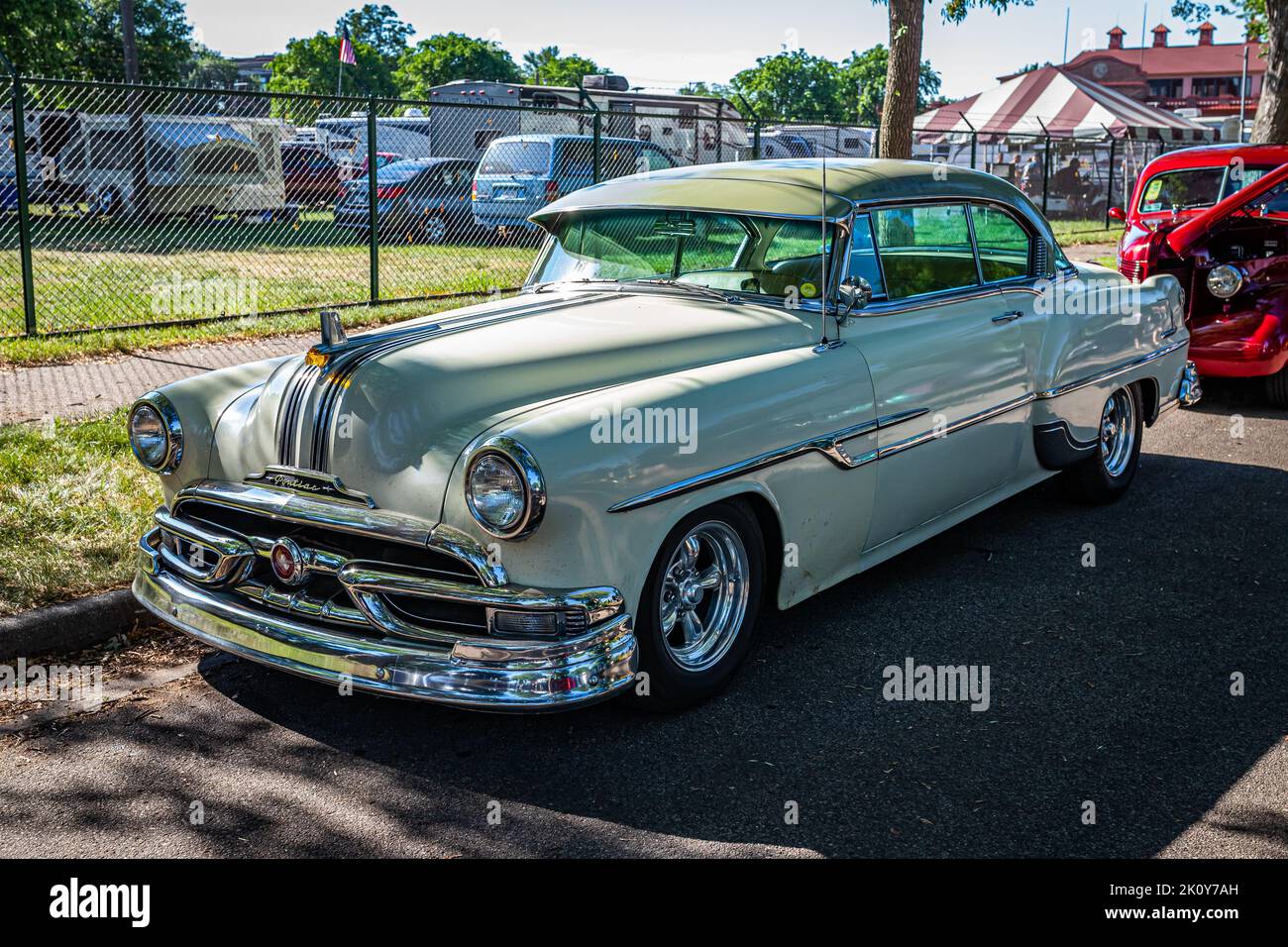 Falcon Heights, MN - 18 juin 2022 : vue panoramique à l'angle avant d'une berline Chieftain 2 portes 1953 de Pontiac lors d'un salon automobile local. Banque D'Images