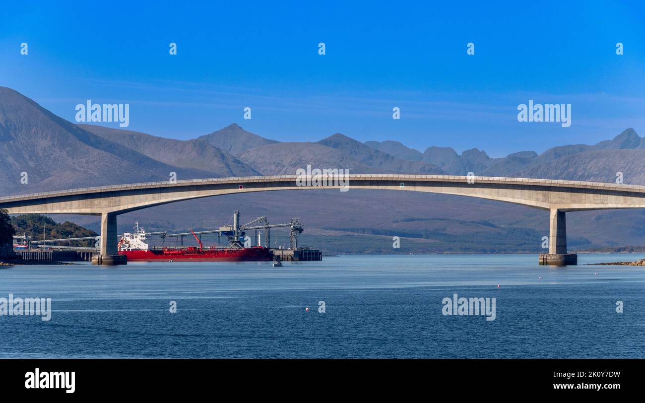 KYLE DE LOCHALSH KINTAIL ÉCOSSE À LA FIN DE L'ÉTÉ PARTIE DU PONT DE SKYE AVEC CUILLINS AU LOIN Banque D'Images