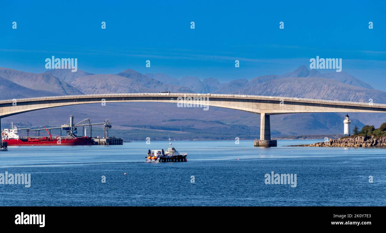 KYLE DE LOCHALSH KINTAIL ÉCOSSE EN FIN D'ÉTÉ PETIT BATEAU SOUS LE PONT DE SKYE AVEC CUILLINS AU LOIN Banque D'Images