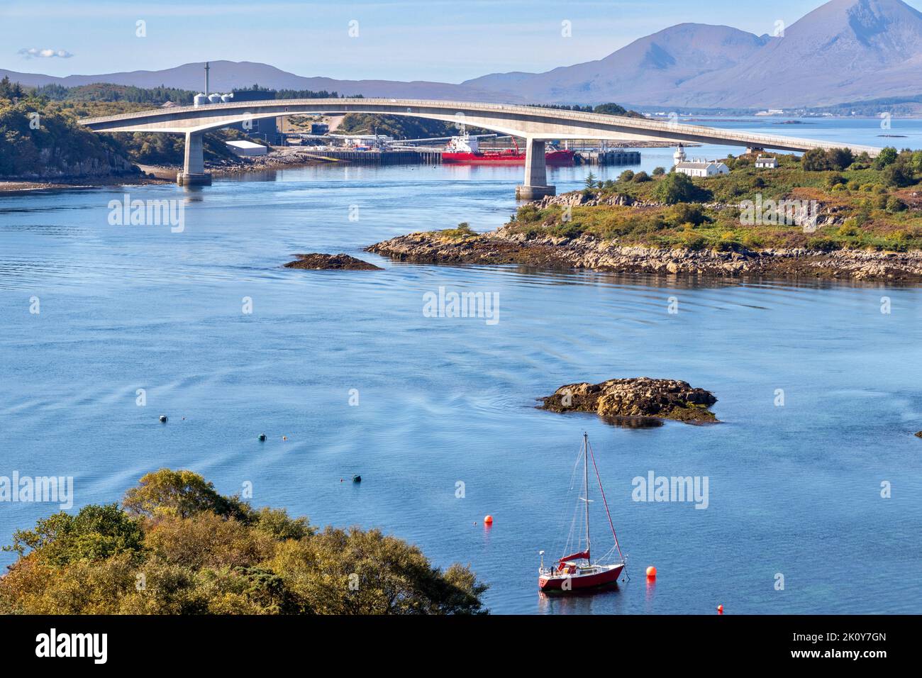 KYLE DE LOCHALSH KINTAIL ÉCOSSE FIN ÉTÉ EILEAN BAN ISLAND AVEC GAVIN MAXWELL COTTAGE ET LE PONT SKYE Banque D'Images