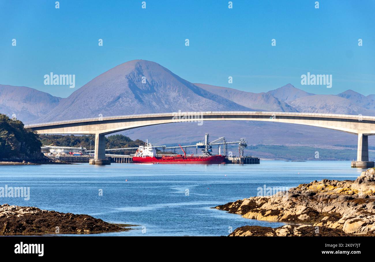 KYLE DE LOCHALSH KONNET ÉCOSSE FIN DE L'ÉTÉ PARTIE DU PONT DE SKYE AVEC CUILLINS AU LOIN Banque D'Images