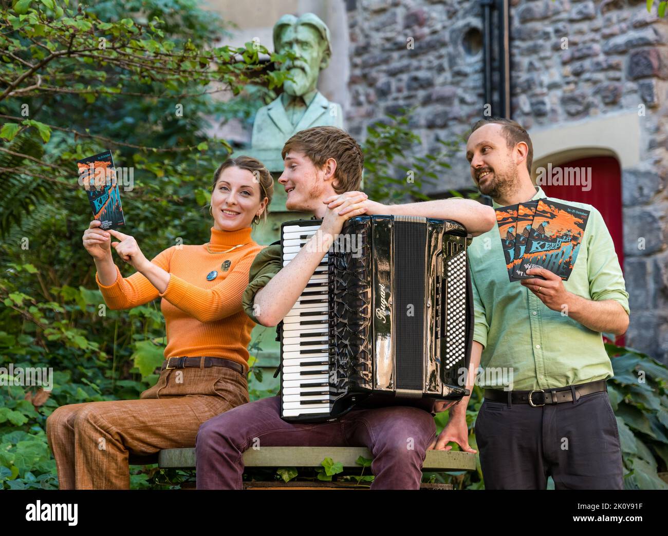 Édimbourg, Écosse, Royaume-Uni, 14th septembre 2022. Scottish International Storytelling Festival: Conteur Shona Cowie, joueur d'accordéon Neil Sutcliffe et Daniel Abercrombie, directeur associé du SISF au Scottish Storytelling Center pour lancer le programme du festival Keep it lit. Credit: Sally Anderson/ Alamy Live News Banque D'Images