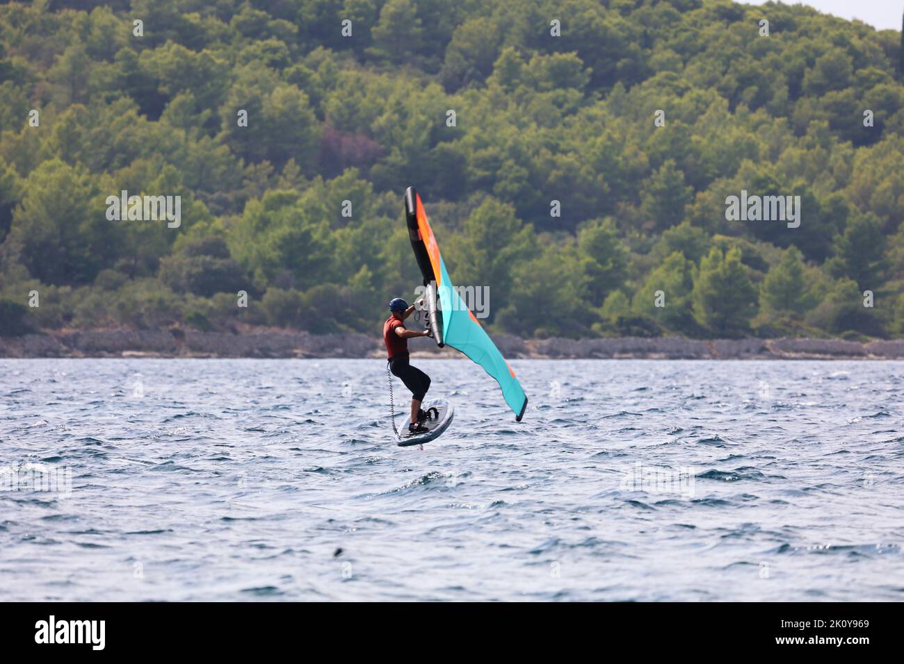 Planche à voile dans la mer, homme sur la planche à voile conquérir les vagues Banque D'Images