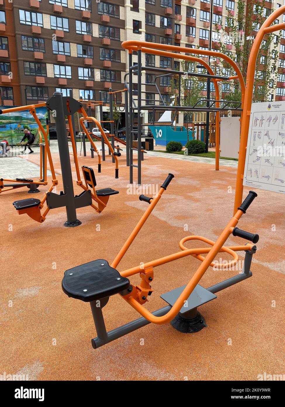 Terrains de jeux colorés pour enfants dans la cour d'un immeuble résidentiel. Aire de jeux moderne et sûre. Aménagement de la cour d'un nouveau bâtiment. Banque D'Images