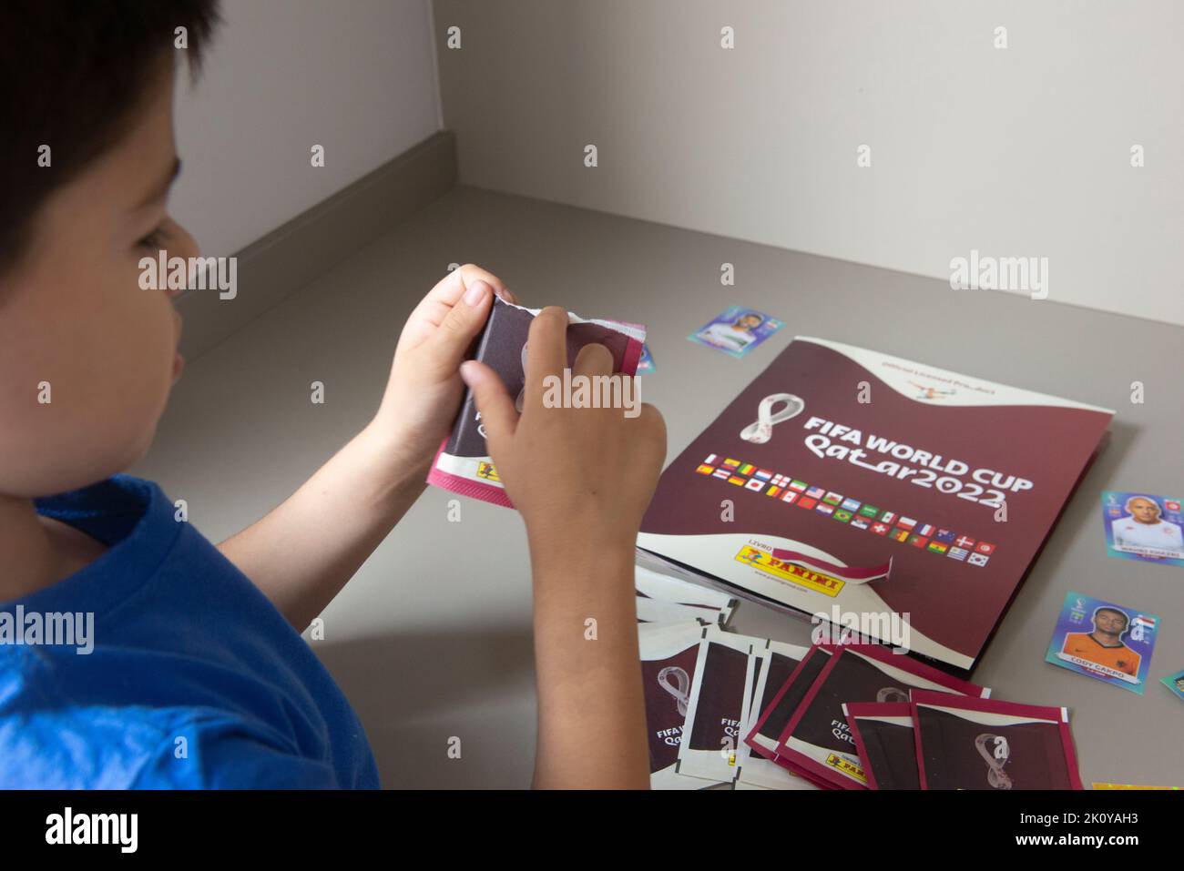 Bauru, Brésil - 12.09.22: Vue arrière des emballages d'autocollants d'ouverture pour garçons à coller dans la coupe du monde 2022 de Panini Fifa - magazine Qatar. Autocollants de jeu à collectionner Banque D'Images