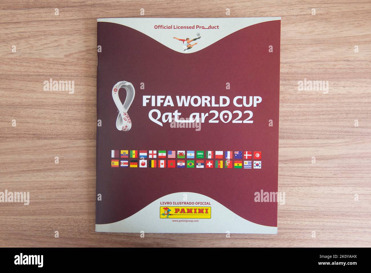 Bauru, Brésil - 09.12.22: Vue de dessus de Panini Album coupe du monde de la Fifa 2022 - Qatar sur le bureau. Autocollants de collection des joueurs des équipes de la coupe du monde - Banque D'Images