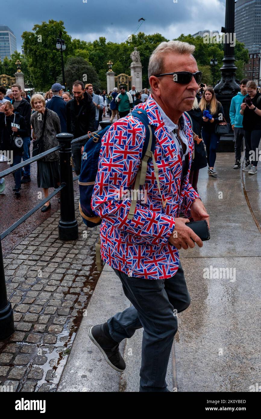 Un homme près de Buckingham Palace porte une veste Union Jack le lendemain de la mort de la reine Elizabeth II, Londres, le vendredi 9 septembre 2022 Banque D'Images